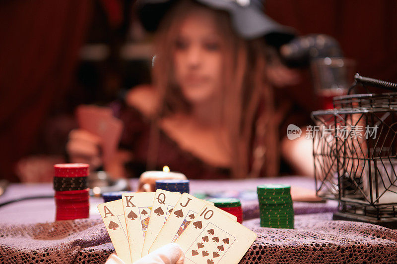 万圣节的赌场。玩扑克牌。皇家同花顺。