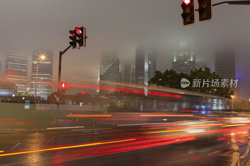 上海夜间交通繁忙。中国