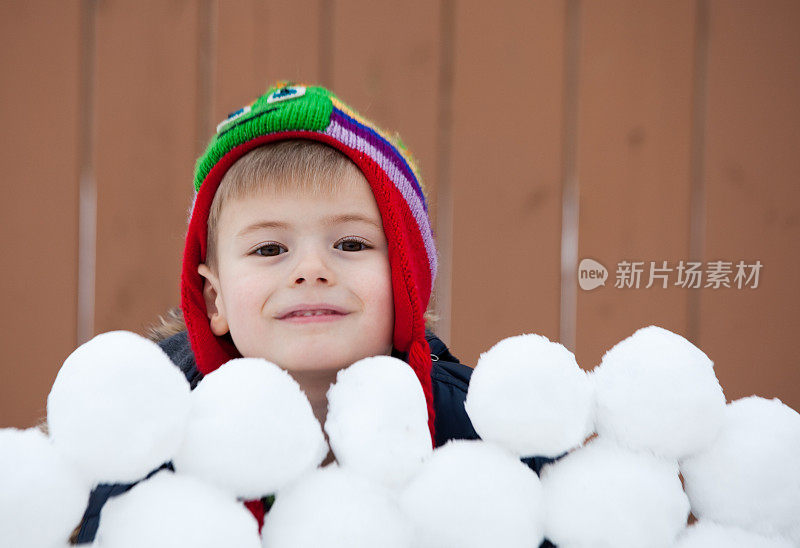 玩雪球的小男孩