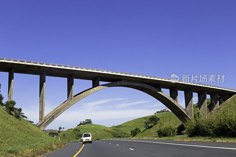 通往南海岸的高速公路大桥