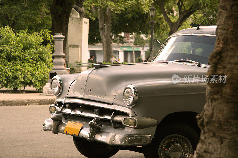古巴哈瓦那老城区的汽车