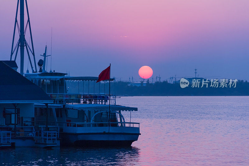 哈尔滨河滨夜景