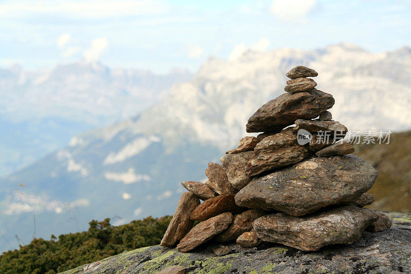 法国夏蒙尼，以山脉为背景的岩石凯恩