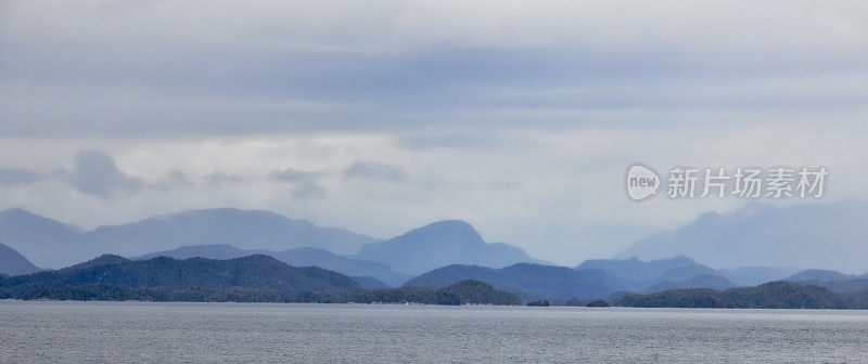 西海岸山脉和水的全景图像