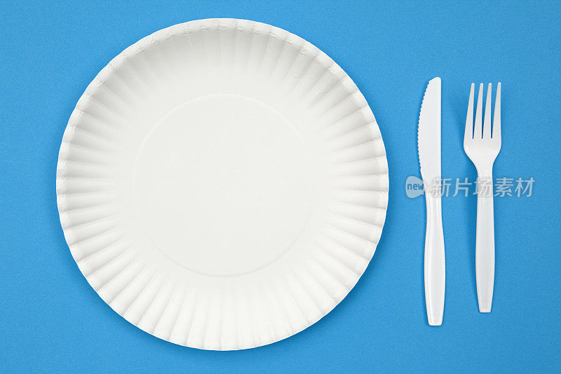 蓝色背景的纸盘和塑料器皿