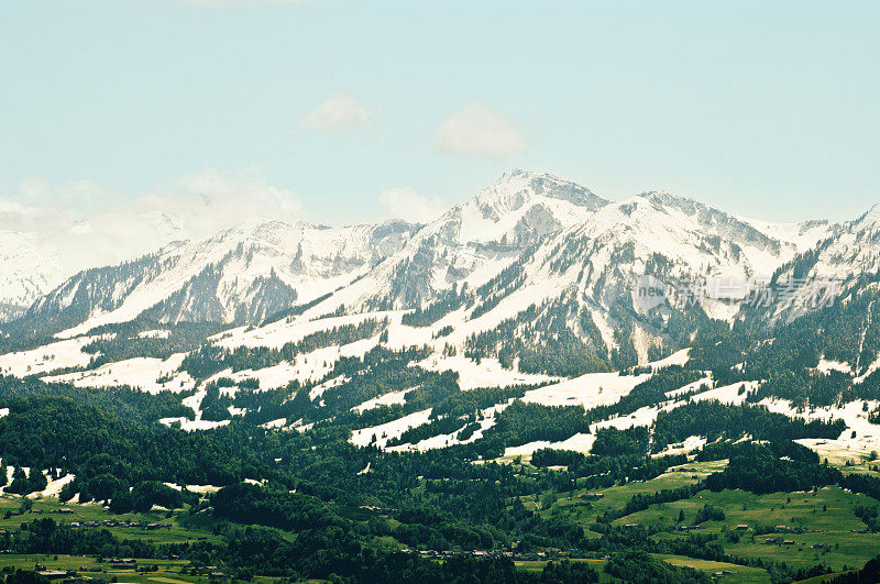 阿尔卑斯山的群山被白雪覆盖