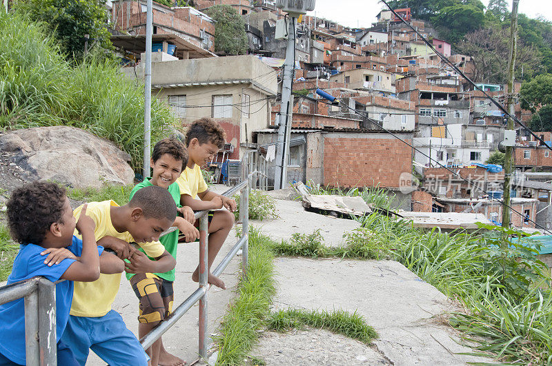 巴西贫民窟的孩子们。里约热内卢-里约热内卢。