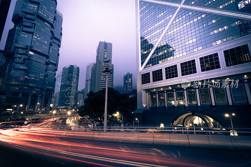 香港城夜深，车灯步道