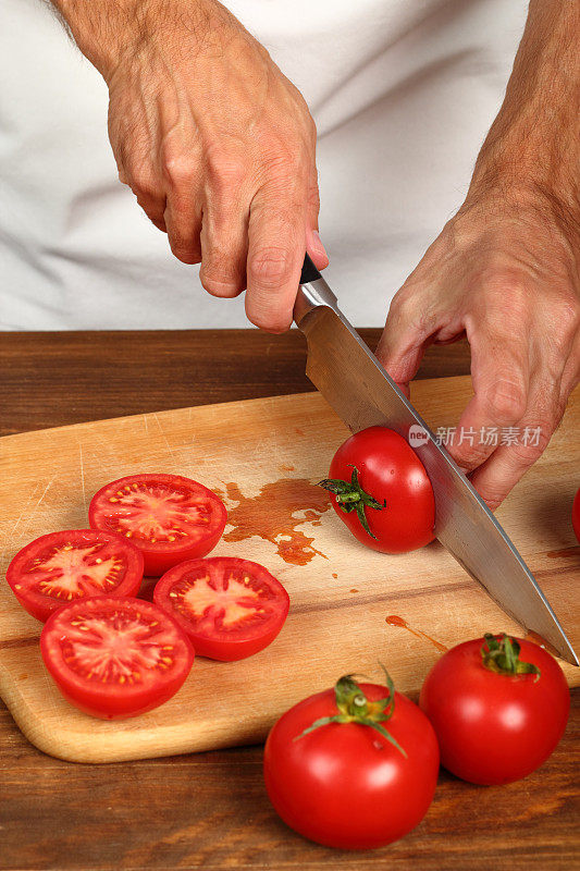 把番茄切成两半