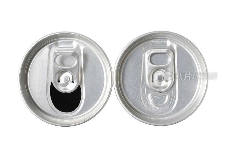 在白色背景上关闭或打开的饮料罐的顶部