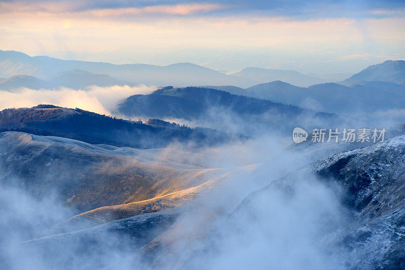 层层叠叠的山景与云雾