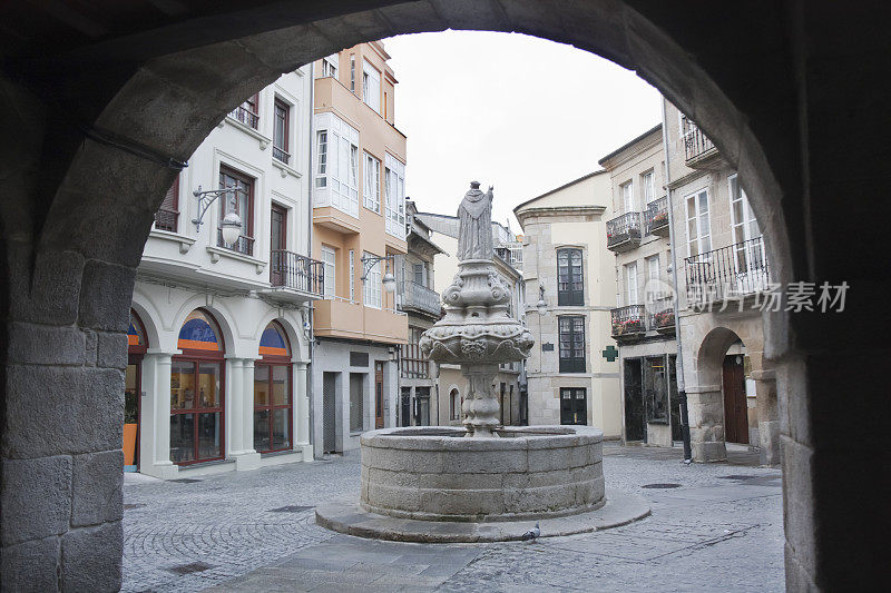 古广场、石拱、古喷泉。
