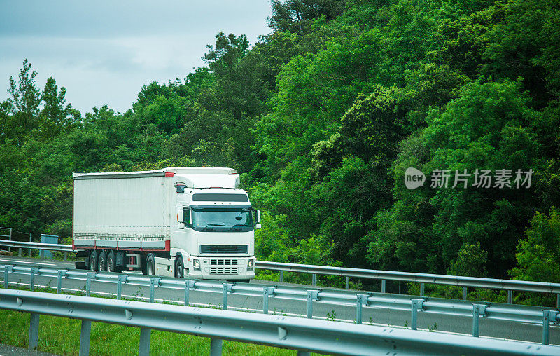 高速公路上的半卡车