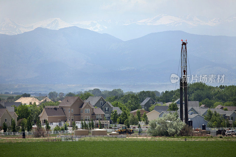 天然气钻机与家庭和科罗拉多州落基山脉