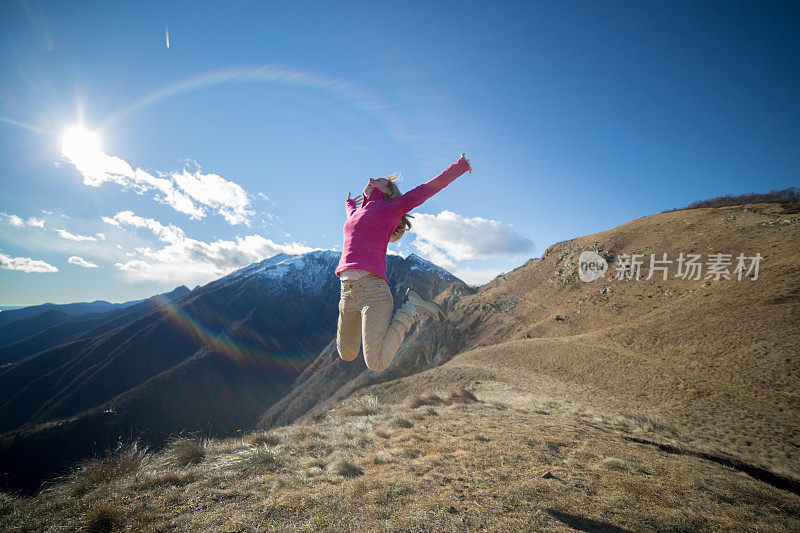 快乐的女人徒步跳跃