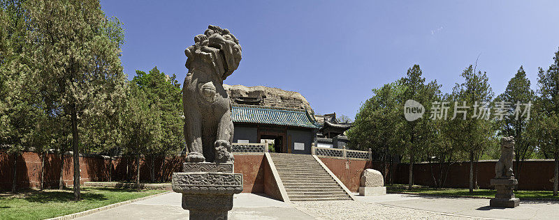 中国庙宇大门皇家狮子全景