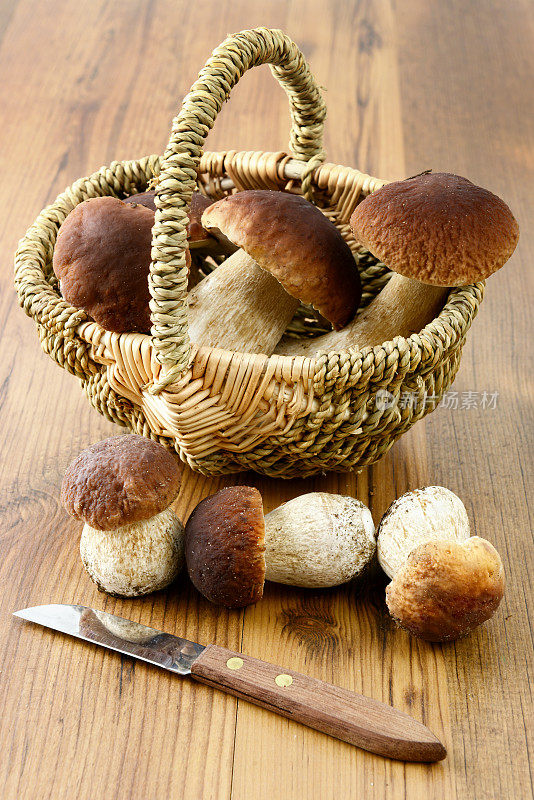 木桌背景上的蘑菇面包