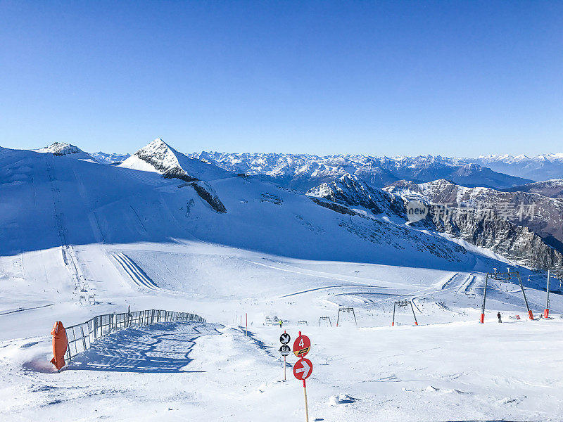 齐勒塔尔腹地的雪山山峰