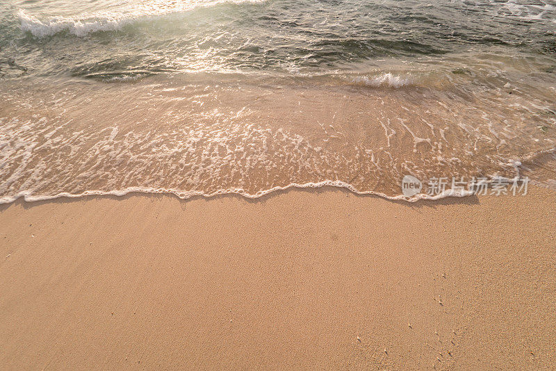 美丽的海浪在海边