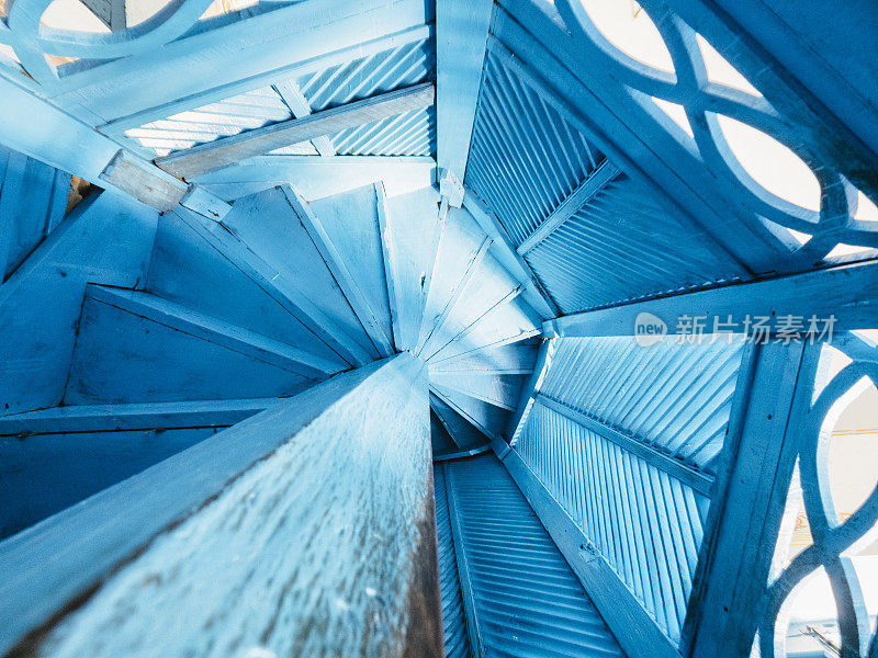 蓝色木制螺旋楼梯