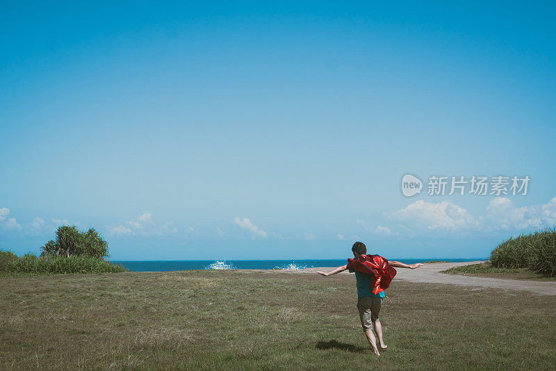 打扮成超级英雄的亚洲男人