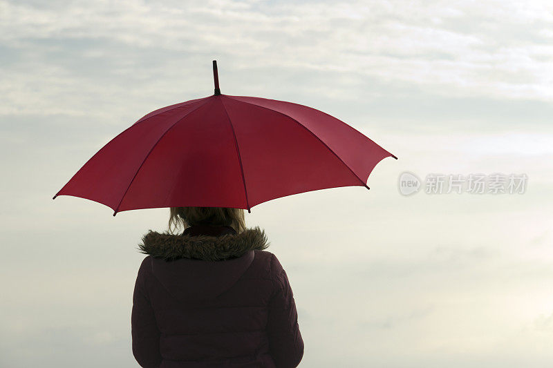 年轻女孩在海滩上做梦