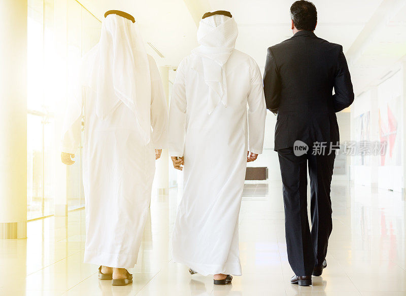 三个阿拉伯商人边走边谈