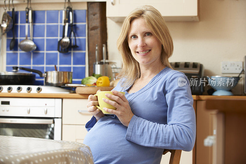 孕妇在厨房喝茶放松