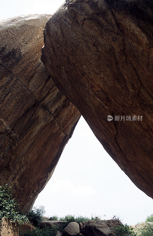 两块巨大交叉的岩石