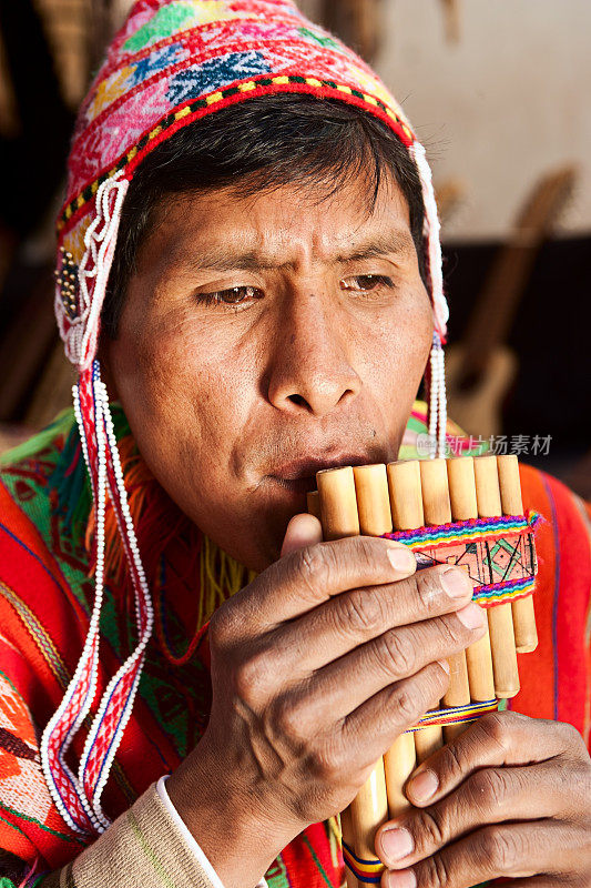 秘鲁男子吹笛的肖像，皮萨克市场