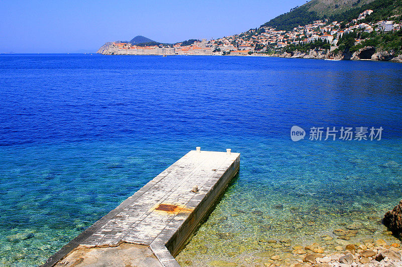 亚得里亚海的地中海海滩-杜布罗夫尼克在地平线上，克罗地亚