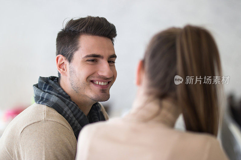 微笑的男人和他的女朋友交流。