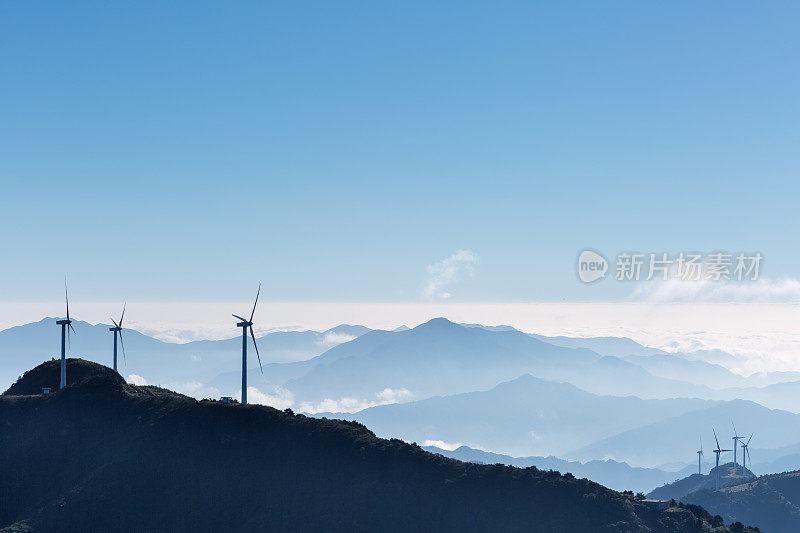 连绵的山脉和风力发电场