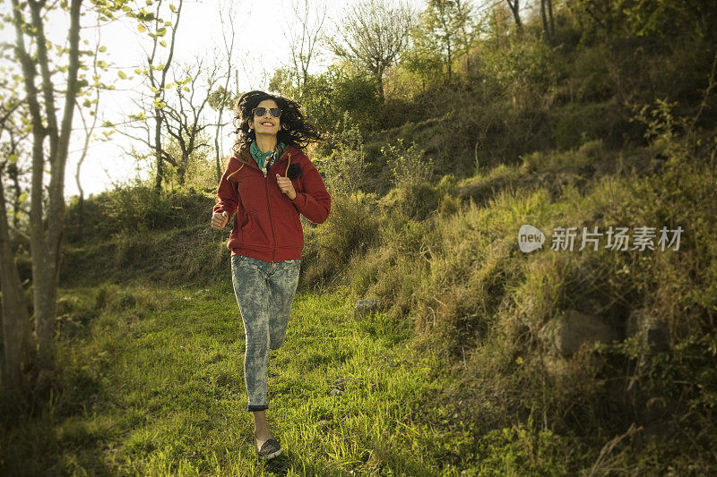 女孩独自在大自然中奔跑，享受新鲜空气。