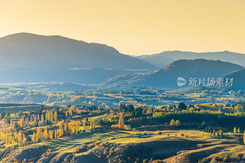 新西兰皇后镇壮观的山峰全景