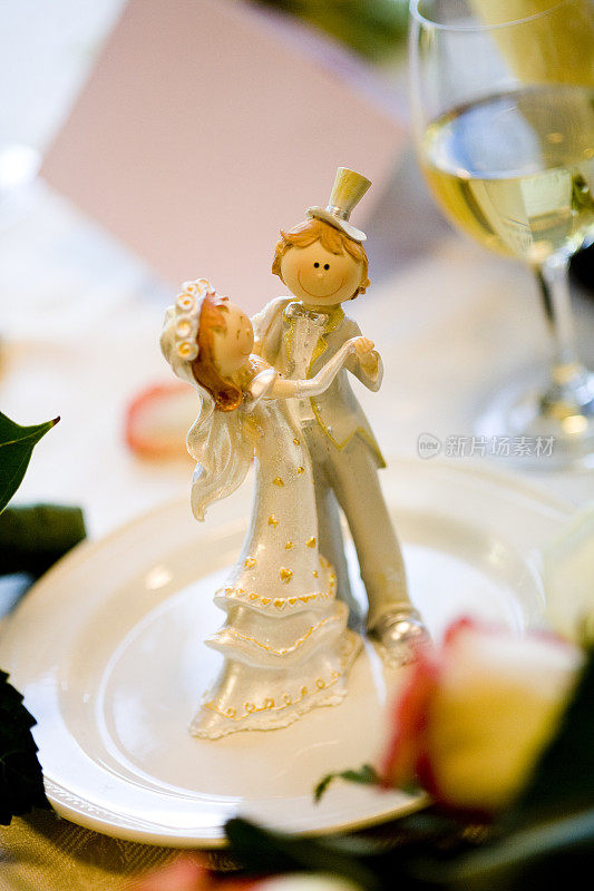 有趣的新娘和新郎婚礼蛋糕顶部