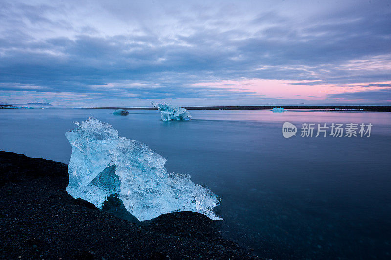 冰岛Jokulsarlon海滩上的冰山