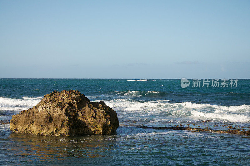 在海浪中冲浪