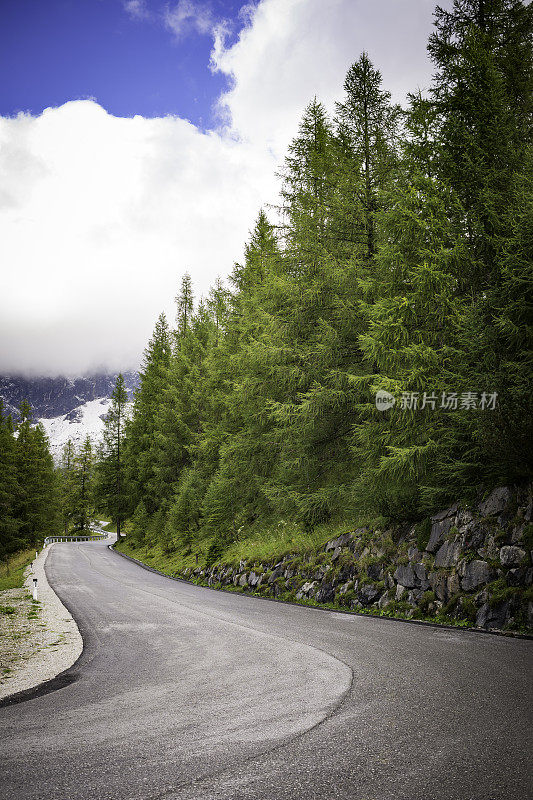 蜿蜒的山路在云中