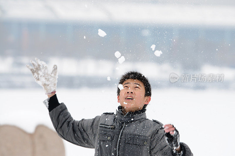 雪中的孩子