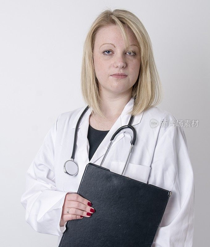 年轻女医生拿着写字板看着摄像机