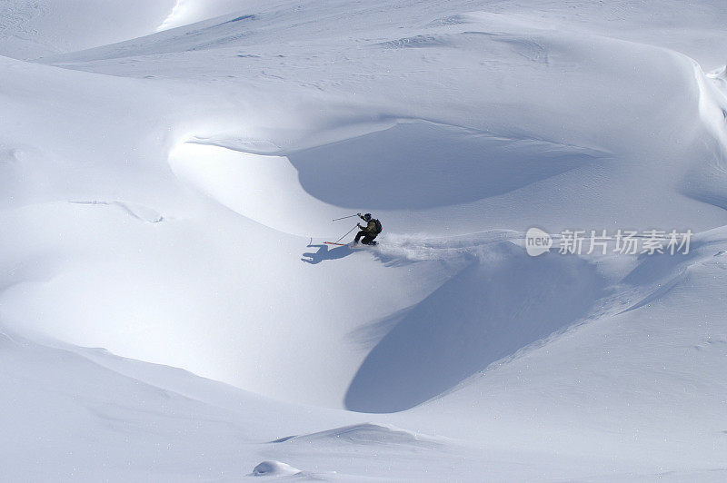 雪地里的滑雪者