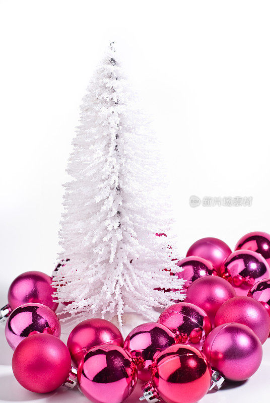 白色圣诞树和装饰物。