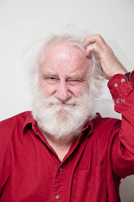迷惑可笑的长胡子的老男人挠头