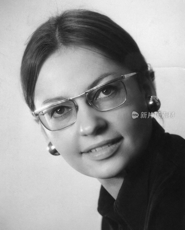 一张戴眼镜的年轻女子的黑白照片