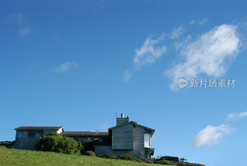 加利福尼亚海岸小镇博德加的灰色房子