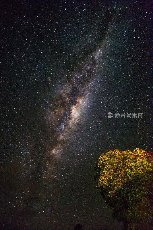 银河在夜晚闪闪发光