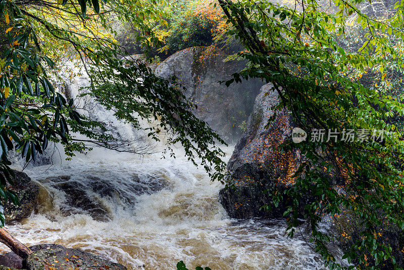 大雨过后，大水奔流