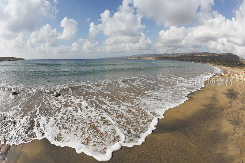 白浪在孤独的沙滩蓝色地中海拉腊海滩塞浦路斯