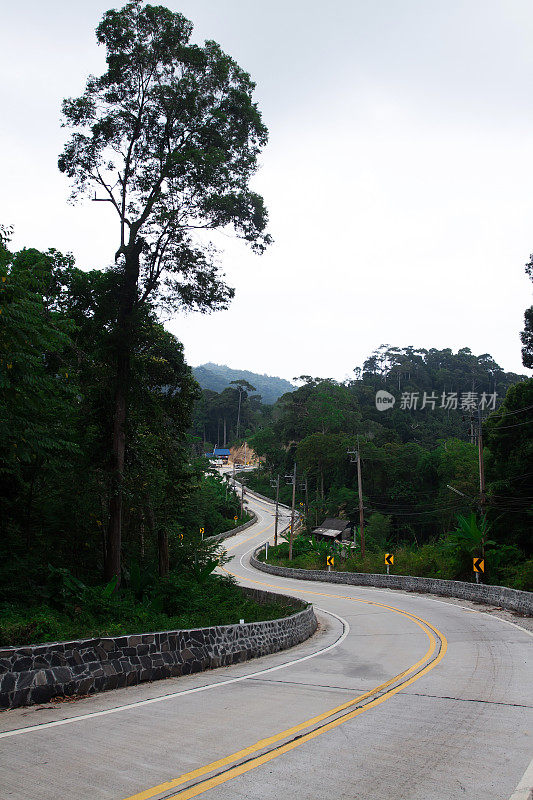 蜿蜒的道路